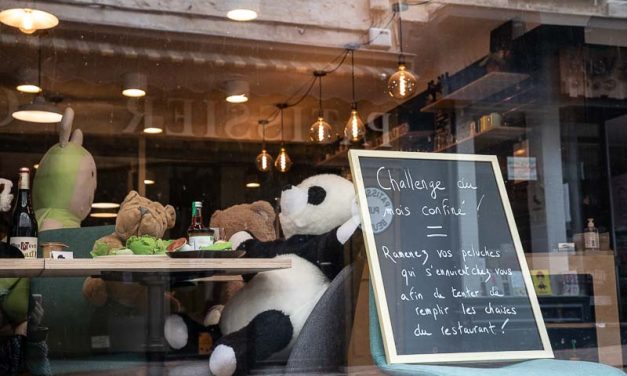 Les Frères Ripaille et les peluches, à table !