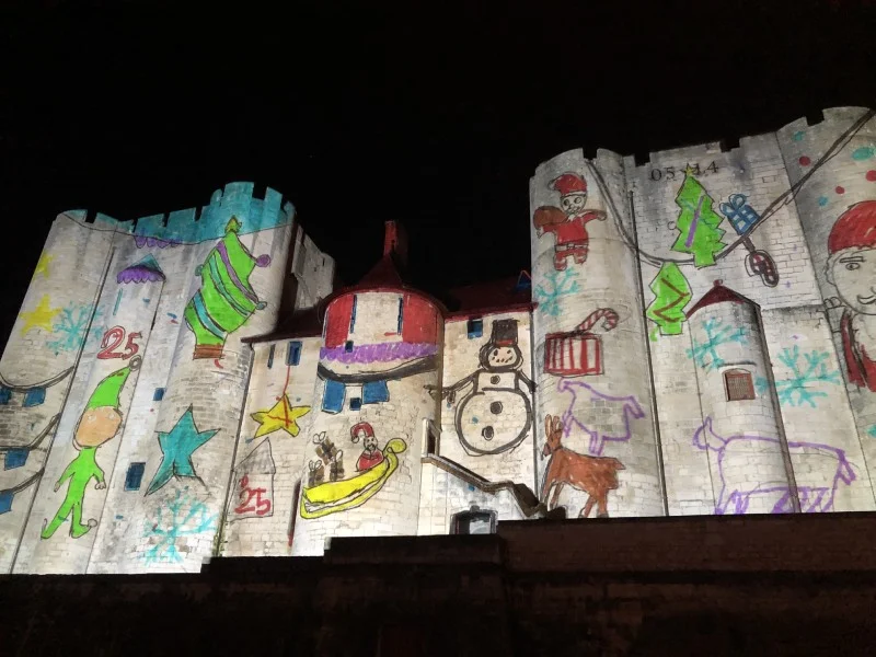 Et à la nuit tombante, les rues du centre-ville s’illuminent