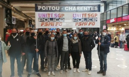 Des policiers de Niort en colère manifestent à Paris