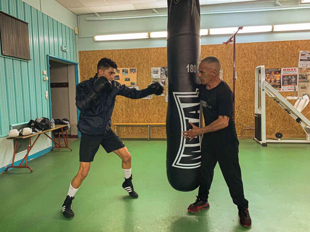 Boxeur et entraineur à l'entrainement de boxe