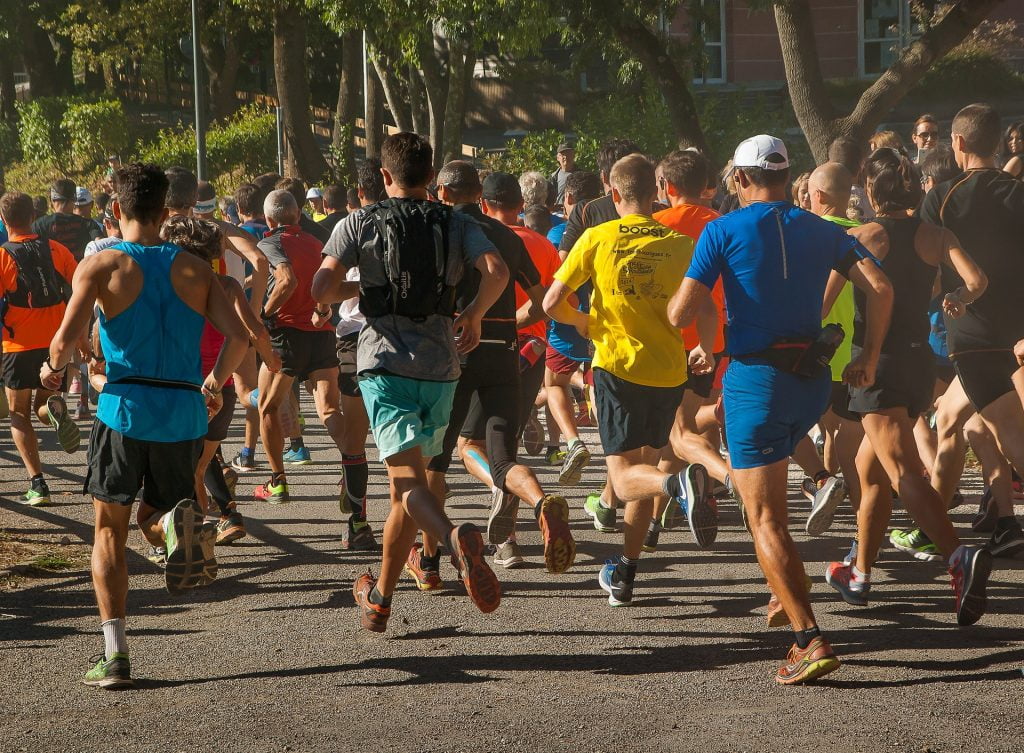 Coureurs à un départ de course à pied 