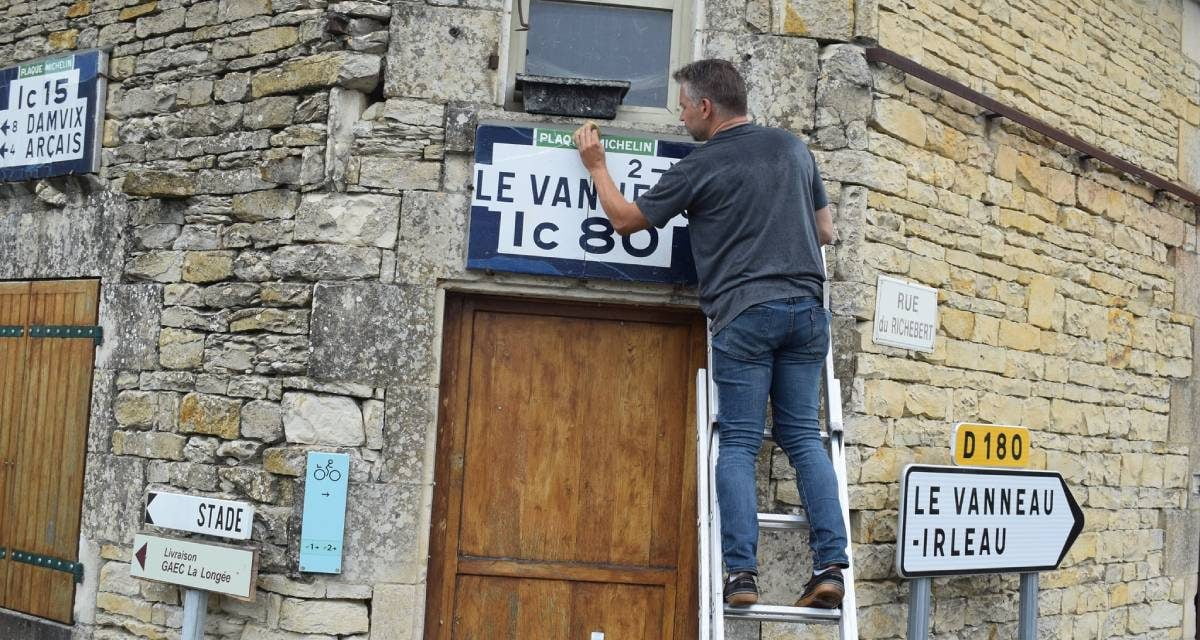 Ils redonnent vie aux panneaux Michelin d’antan