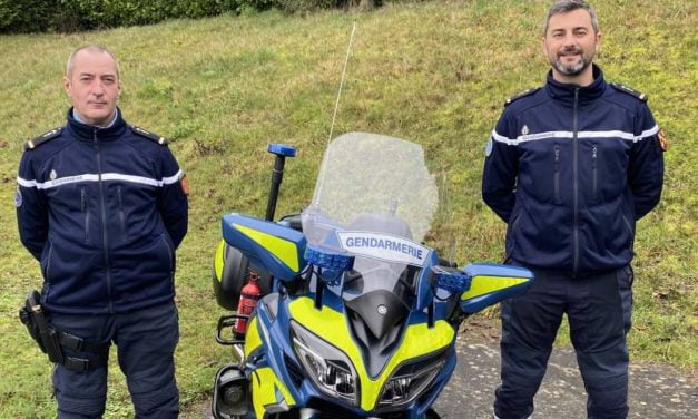 Deux motards de la gendarmerie sauvent une septuagénaire de la noyade