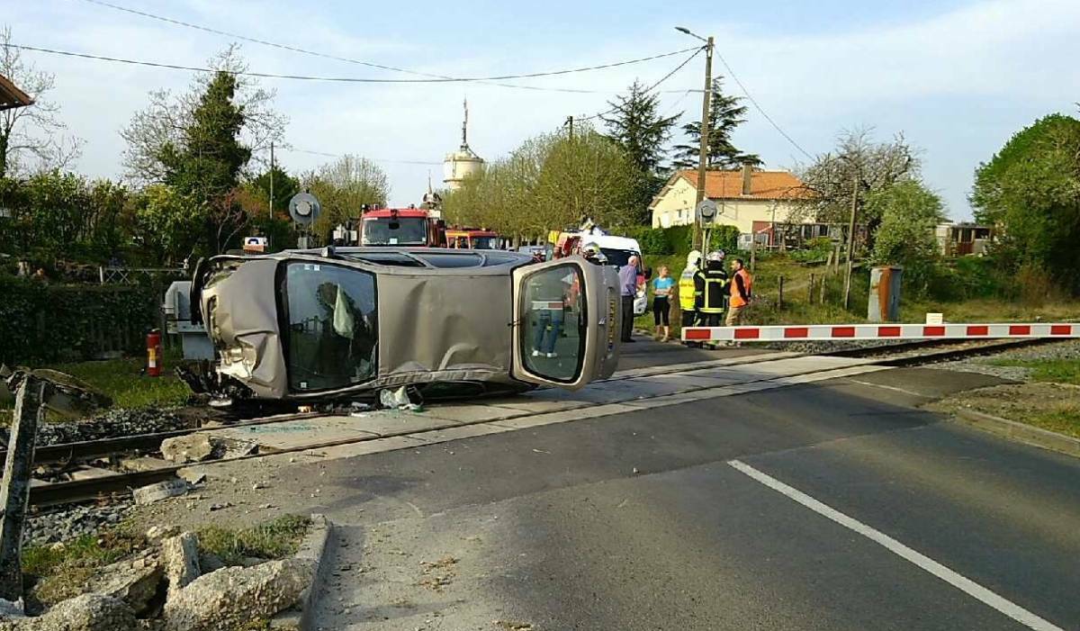 accident voiture chemin de fer