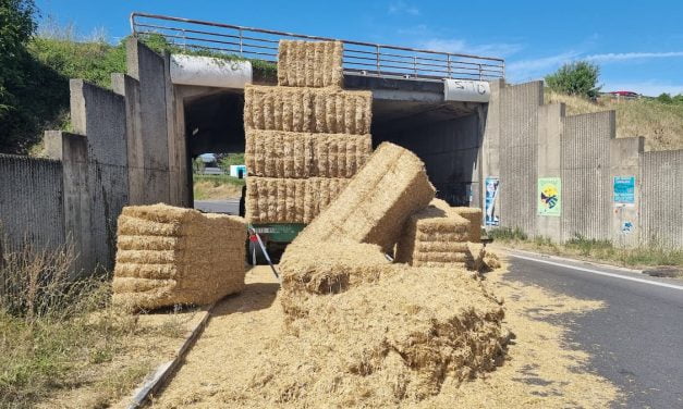 Chauray : un tracteur perd son chargement de bottes de pailles sur la chaussée