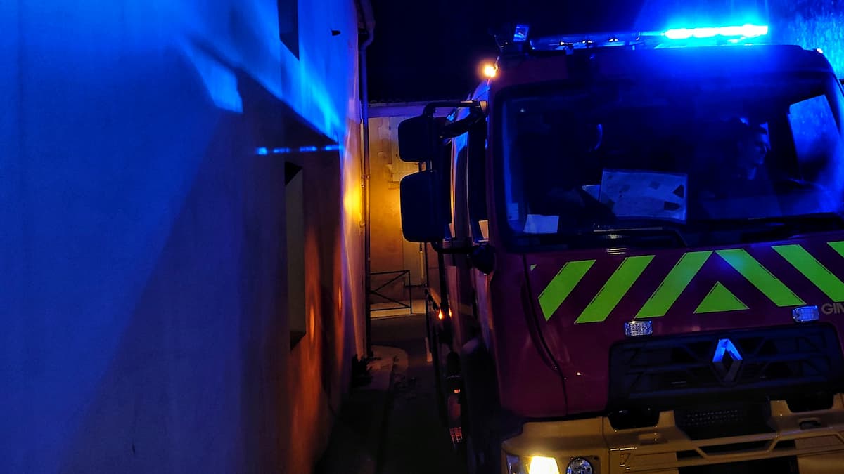 intervention camion pompier dans une rue de nuit