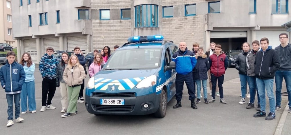 Des collégiens en immersion chez les gendarmes