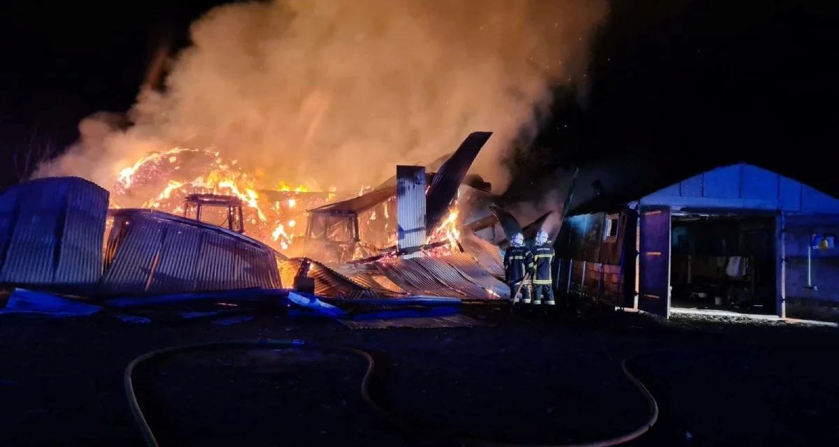 Un bâtiment agricole en feu dans les Deux-Sèvres