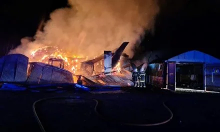 Un bâtiment agricole en feu dans les Deux-Sèvres