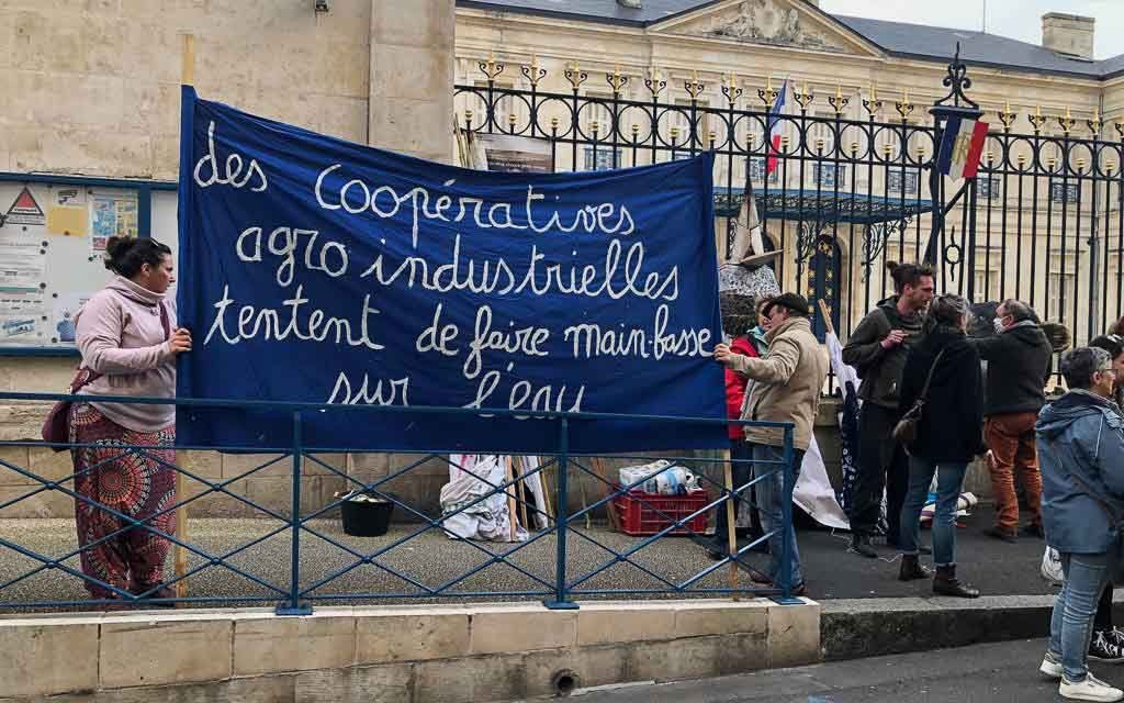 Niort : Bassines non merci mobilise devant la préfecture