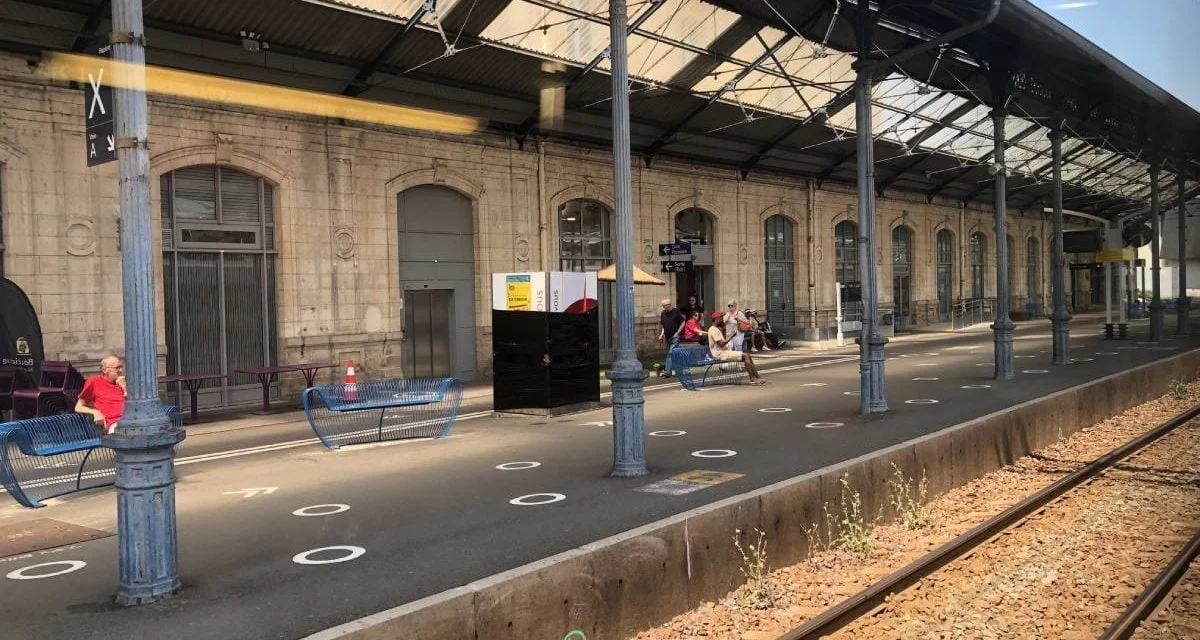 [VIDEO] Un agent SNCF du TGV Paris Niort La Rochelle fait le spectacle