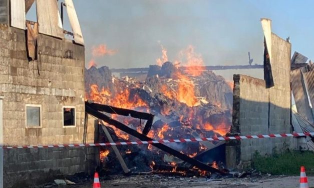 Un bâtiment agricole en feu au Beugnon-Thireuil