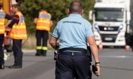 Collision entre  deux roues et poids lourd sur la RD 938 de Viennay :  deux adolescents en urgence absolue