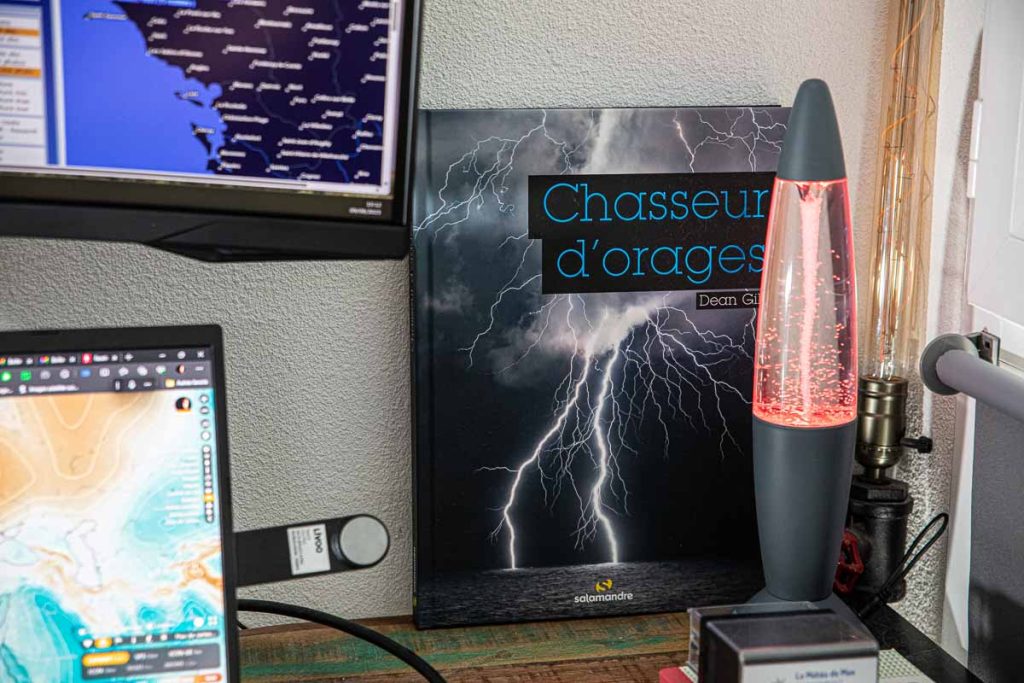 livre chasseur d'orages sur un bureau avec une lava lampe éclair
