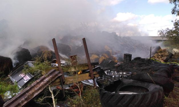 1000 bottes de paille et des pneus en feu près de Niort