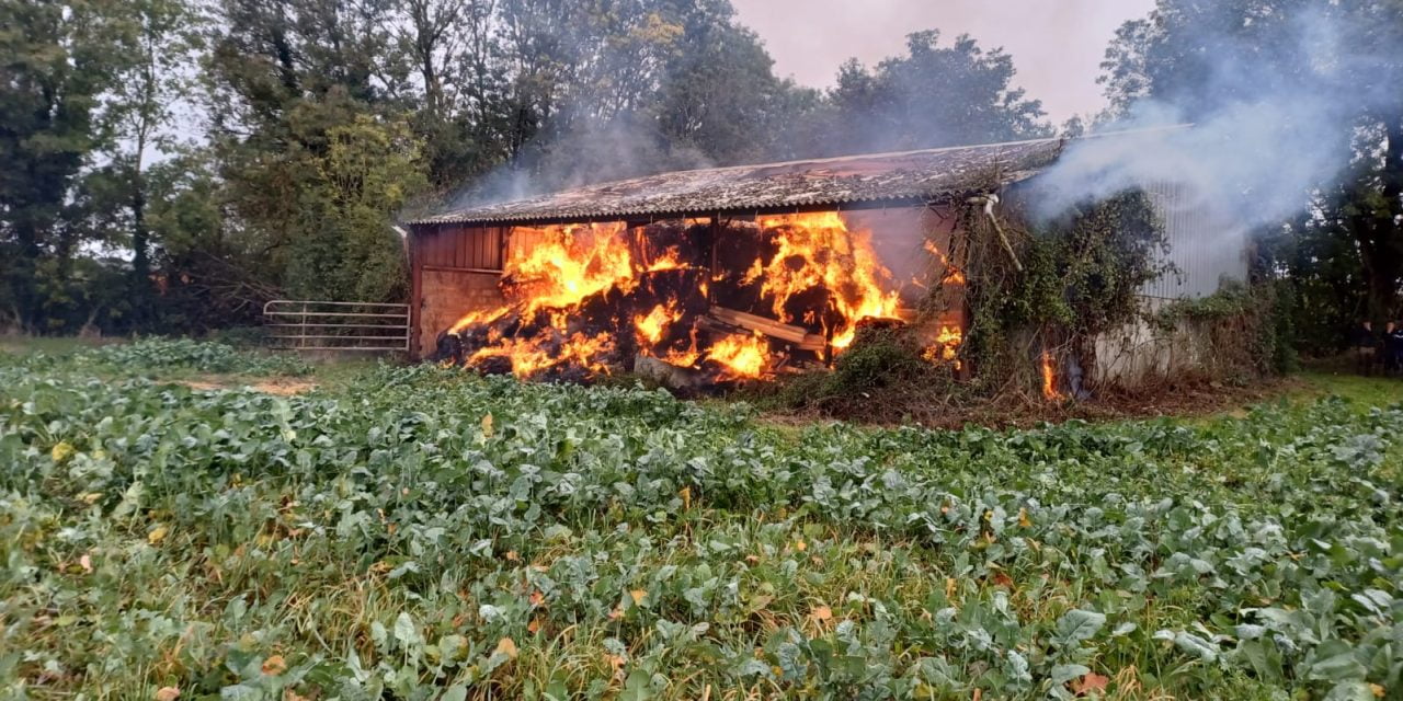 Un bâtiment agricole en feu près de Niort