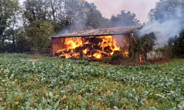 Un bâtiment agricole en feu près de Niort