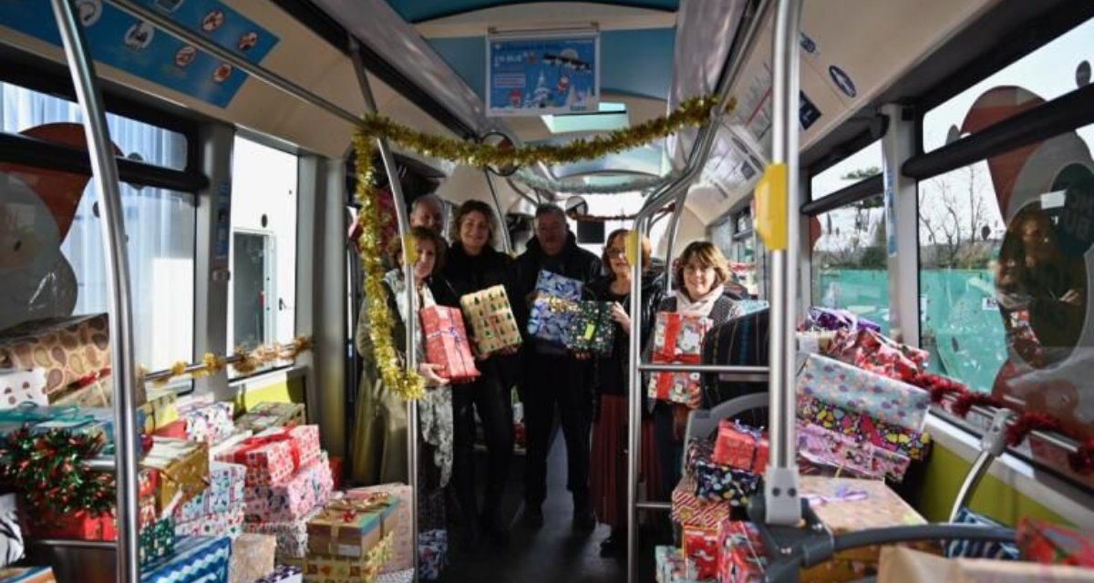 A Niort, le bus de Noël fait le plein de cadeaux