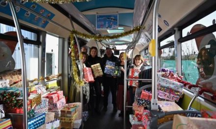 A Niort, le bus de Noël fait le plein de cadeaux