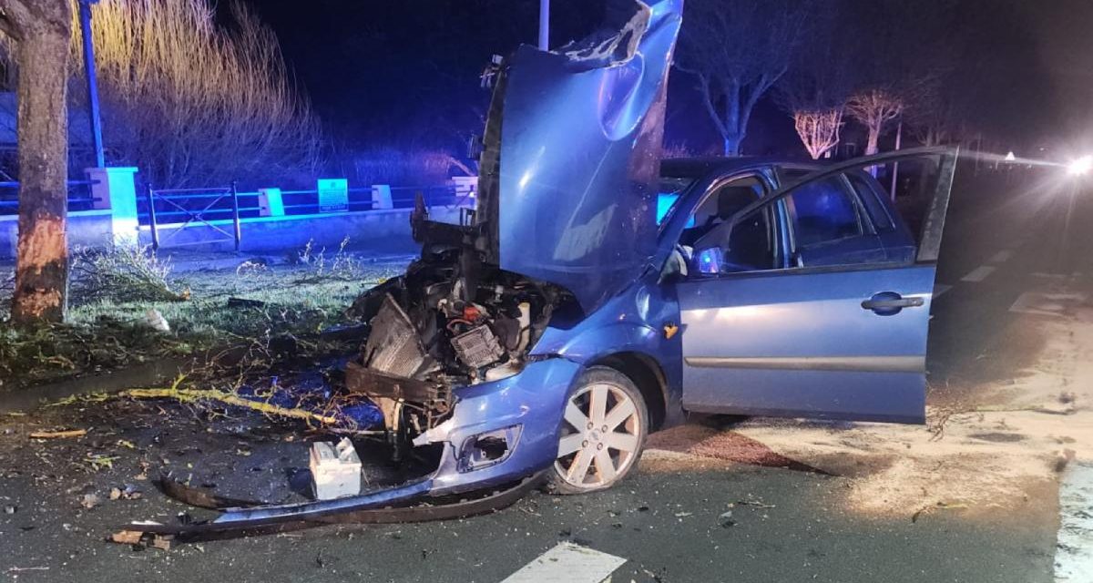 La voiture heurte un arbre : deux blessés dans les Deux-Sèvres