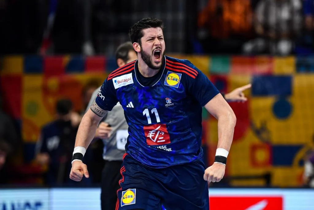 Nicolas Tournat, joueur de l'équipe de France de Handball poussant un cri de victoire.