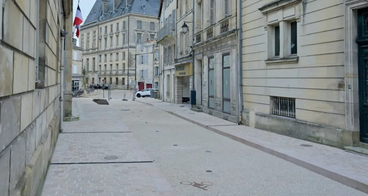 A Niort, la rue du Palais retrouve voitures et vélos