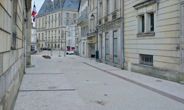 A Niort, la rue du Palais retrouve voitures et vélos