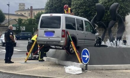 Victime d’un malaise, un conducteur ne peut éviter une fontaine à Niort
