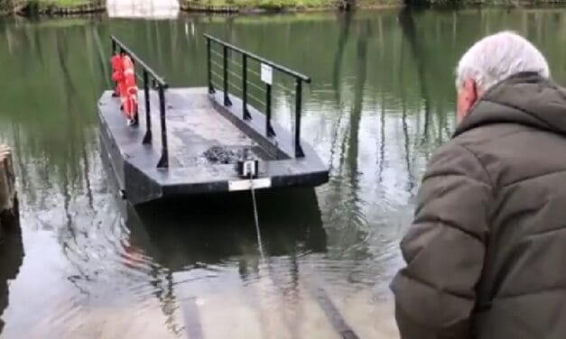 Un nouveau bac à chaîne sur un bras de la Sèvre niortaise