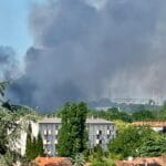 Un hélicoptère bombardier d’eau en intervention au dessus de Niort