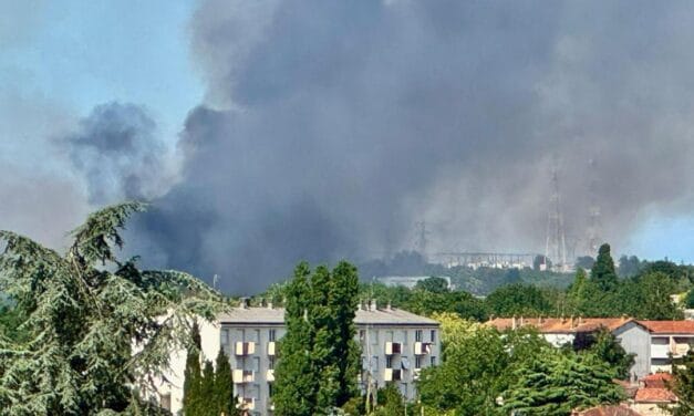 Un hélicoptère bombardier d’eau en intervention au dessus de Niort