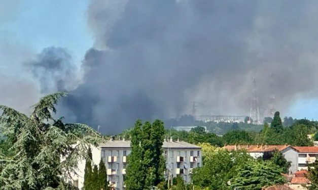 Un hélicoptère bombardier d’eau en intervention au dessus de Niort