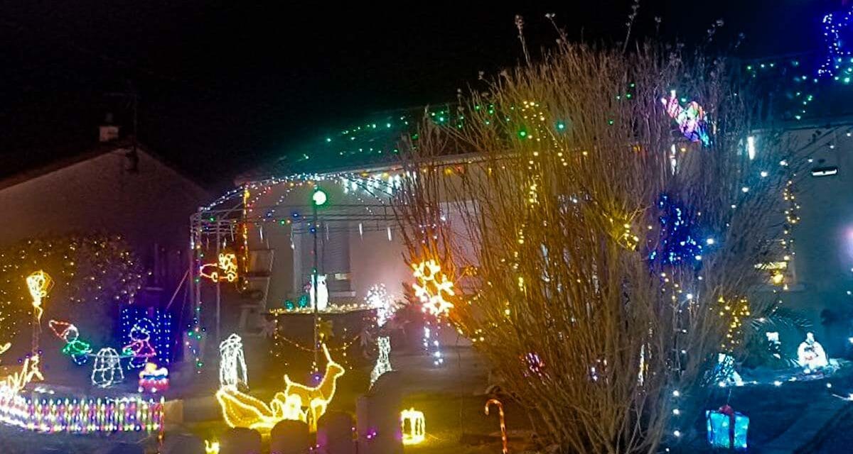 Ce samedi, le père Noël offre des crêpes aux visiteurs de cette maison illuminée près de Niort