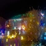 Ce samedi, le père Noël offre des crêpes aux visiteurs de cette maison illuminée près de Niort