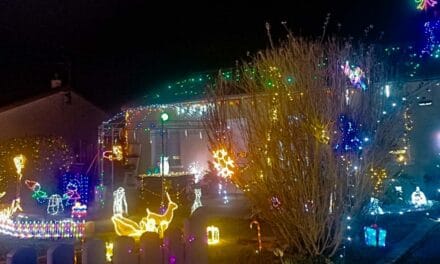 Ce samedi, le père Noël offre des crêpes aux visiteurs de cette maison illuminée près de Niort