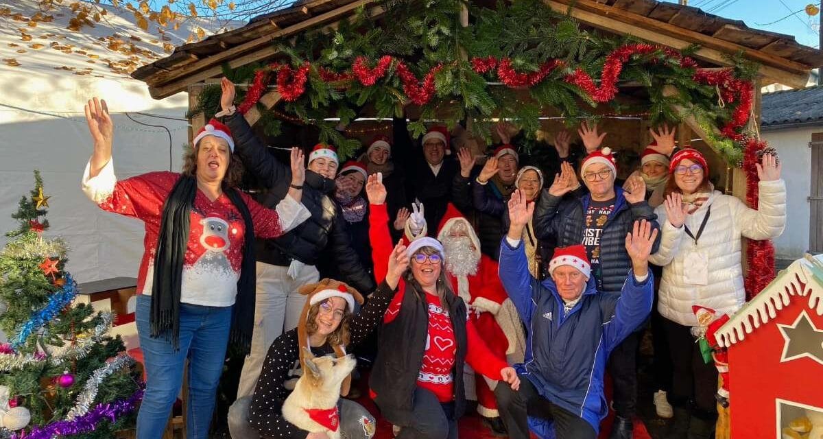 La cour de la mairie de Mauzé-sur-le-Mignon transformée en marché de Noël