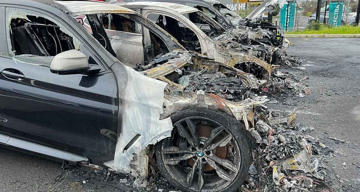 Un incendie détruit trois BMW sur le parking d’une concession