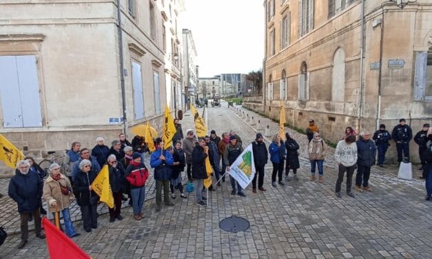 Des paysans de la Confédération manifestent devant la préfecture de Niort