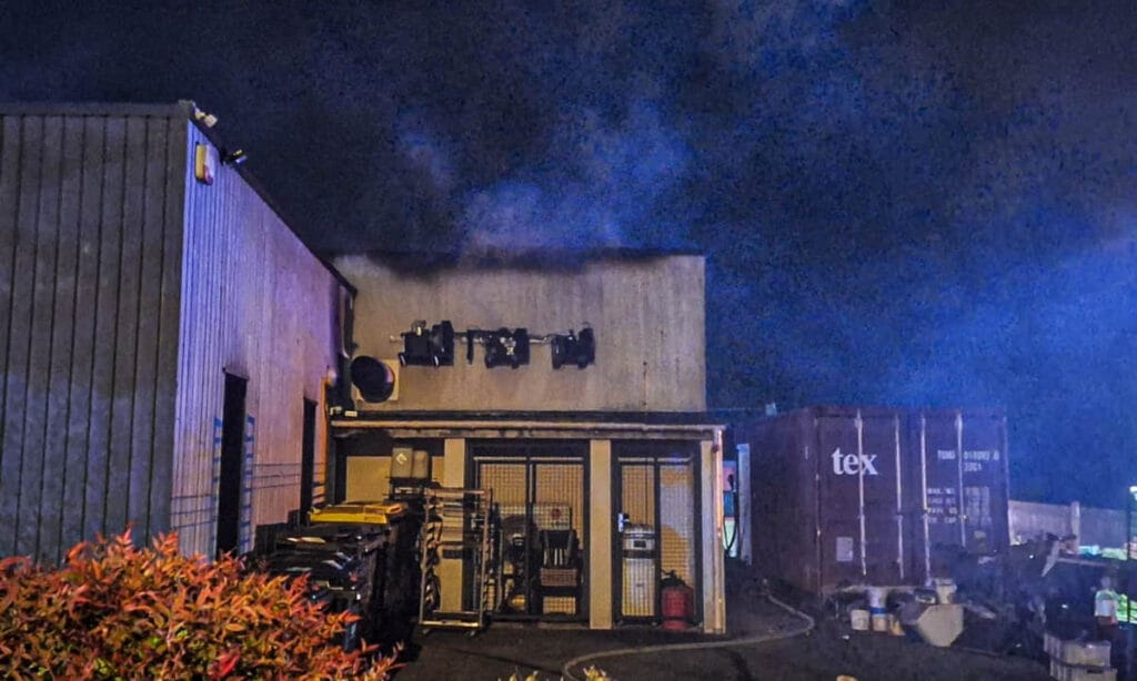 Boulangerie de La Chapelle-Saint-Laurent de nuit après un incendie, intervention des pompiers sur les lieux
