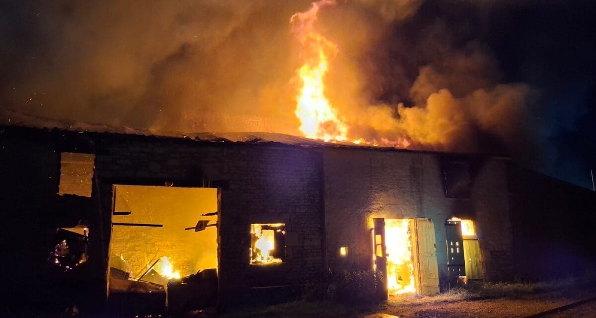 Un feu ravage une grange au sud de Niort