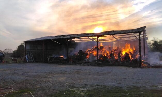Exireuil : un bâtiment agricole de 550 m² en feu, 21 pompiers mobilisés